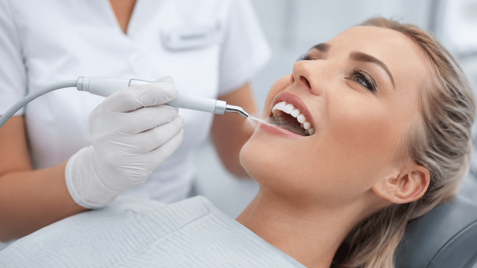 Tratamiento de profilaxis dental con aeropulidor en consulta odontologica